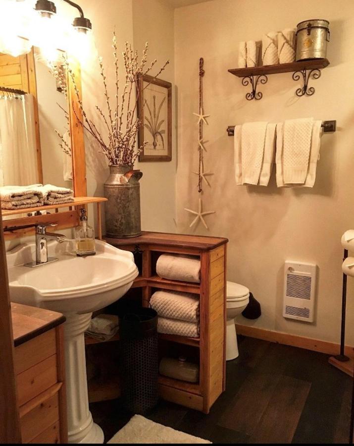 A Suite Retreat - Beyond Bed & Breakfast Sun Peaks Esterno foto