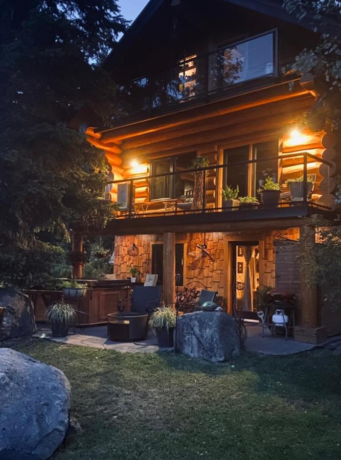 A Suite Retreat - Beyond Bed & Breakfast Sun Peaks Esterno foto