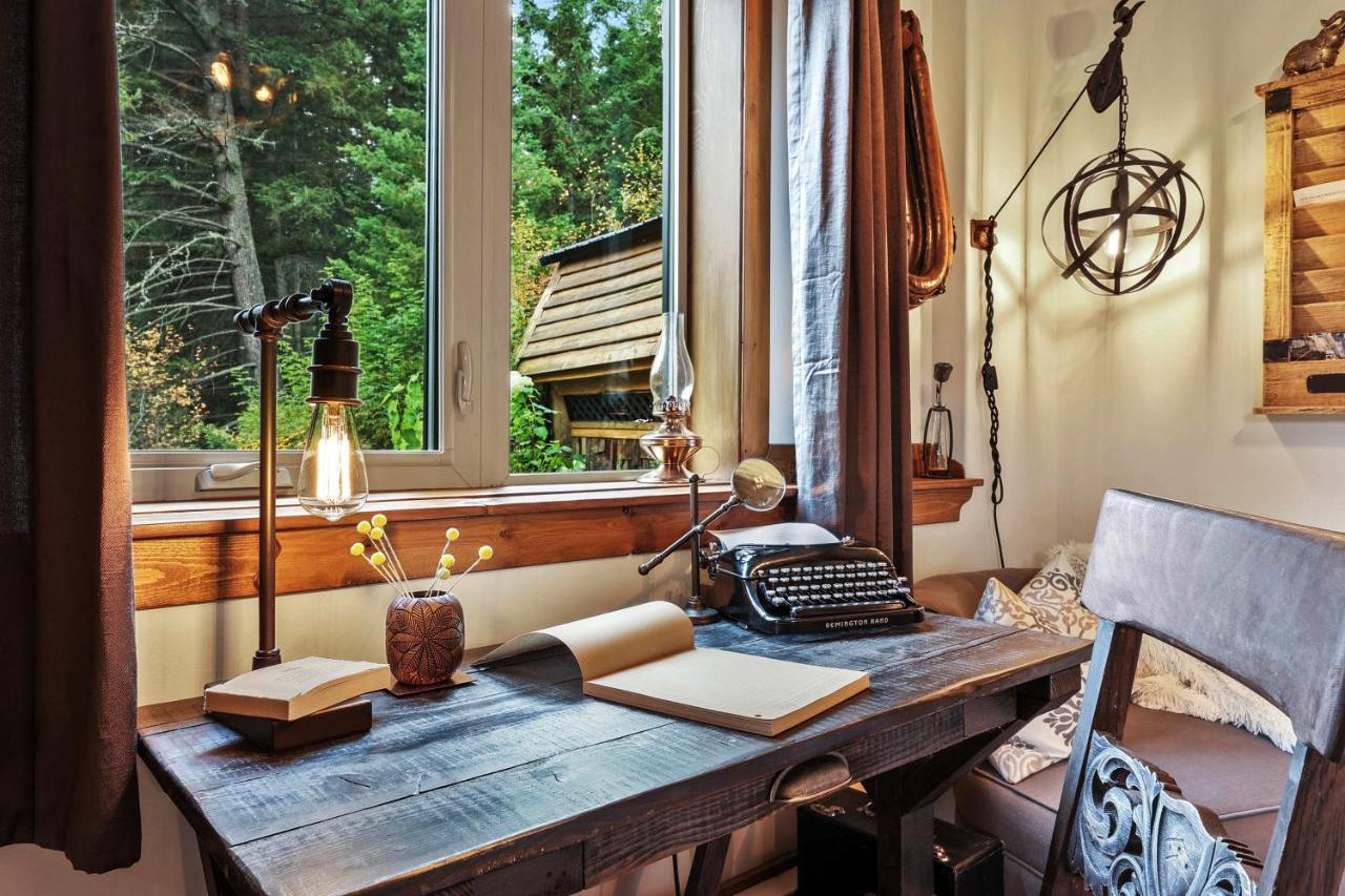 A Suite Retreat - Beyond Bed & Breakfast Sun Peaks Esterno foto