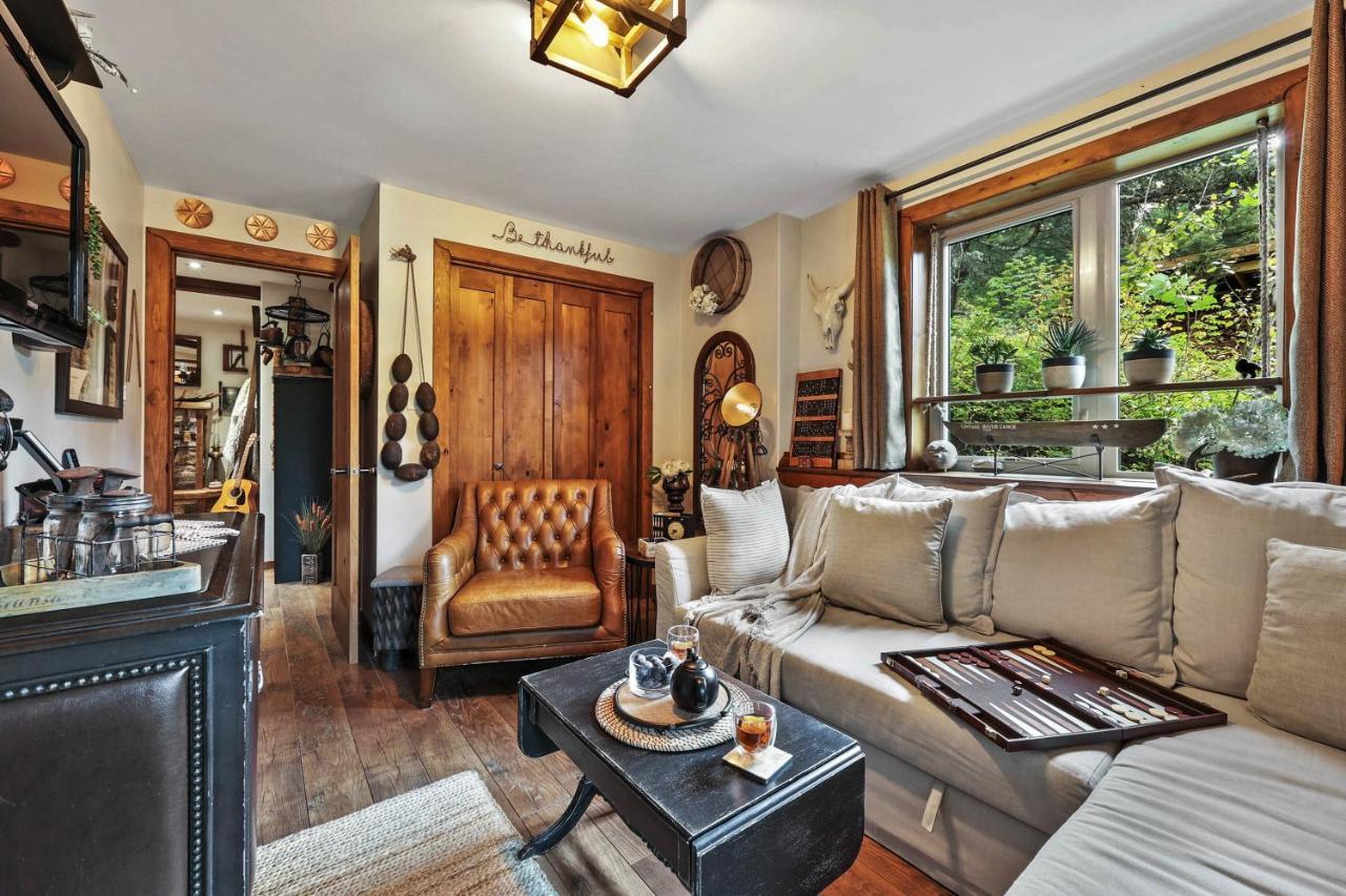 A Suite Retreat - Beyond Bed & Breakfast Sun Peaks Esterno foto