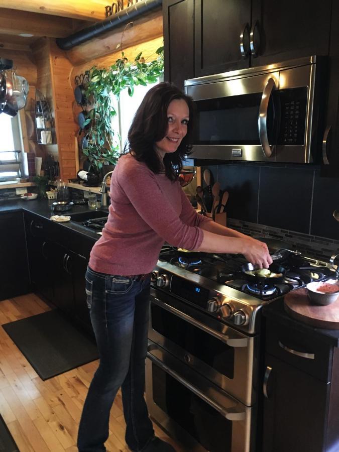 A Suite Retreat - Beyond Bed & Breakfast Sun Peaks Esterno foto