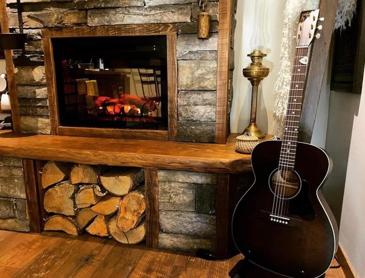 A Suite Retreat - Beyond Bed & Breakfast Sun Peaks Esterno foto