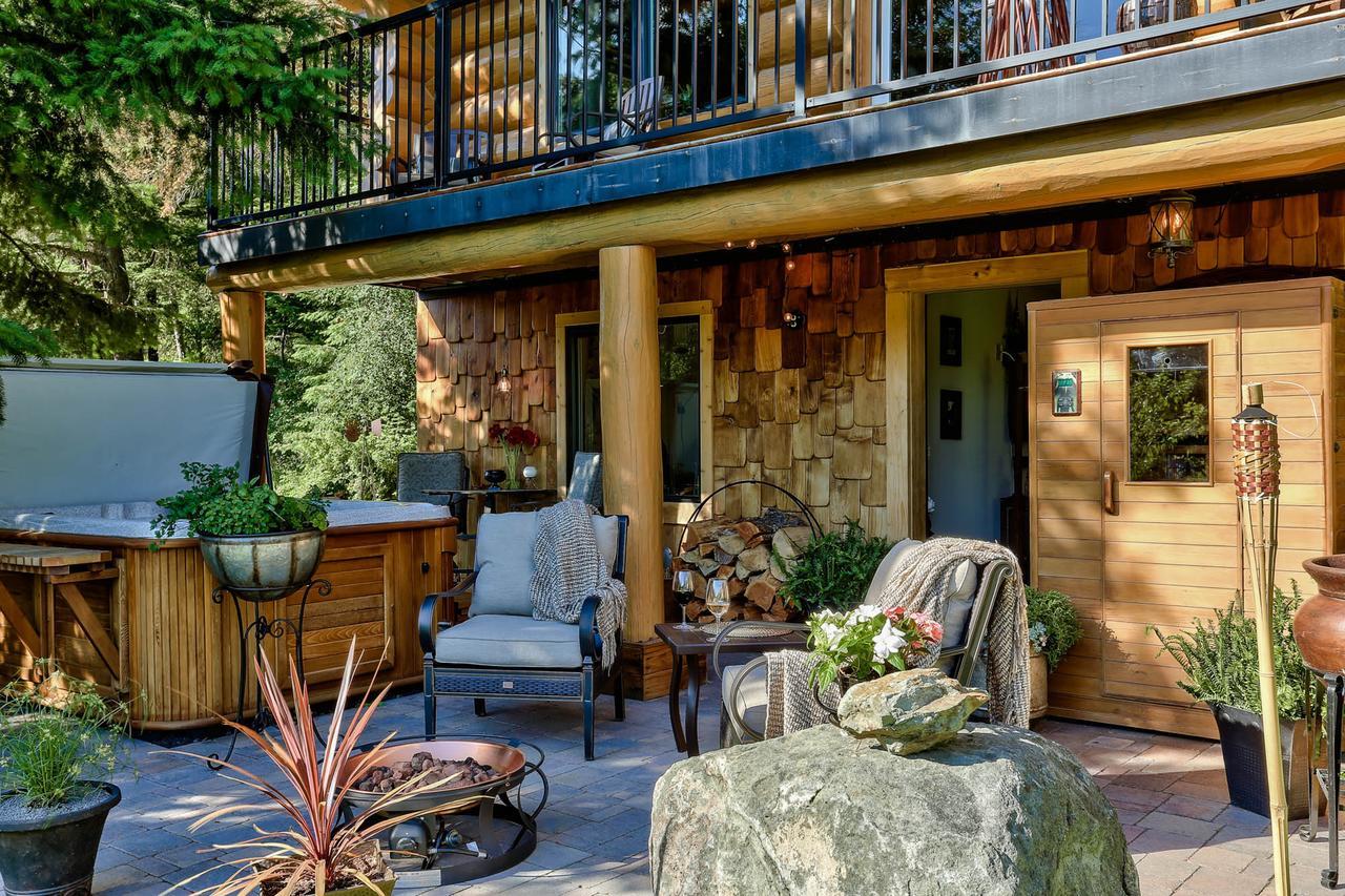 A Suite Retreat - Beyond Bed & Breakfast Sun Peaks Esterno foto